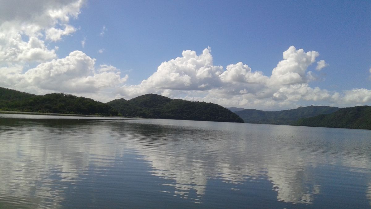 Lago y montañas