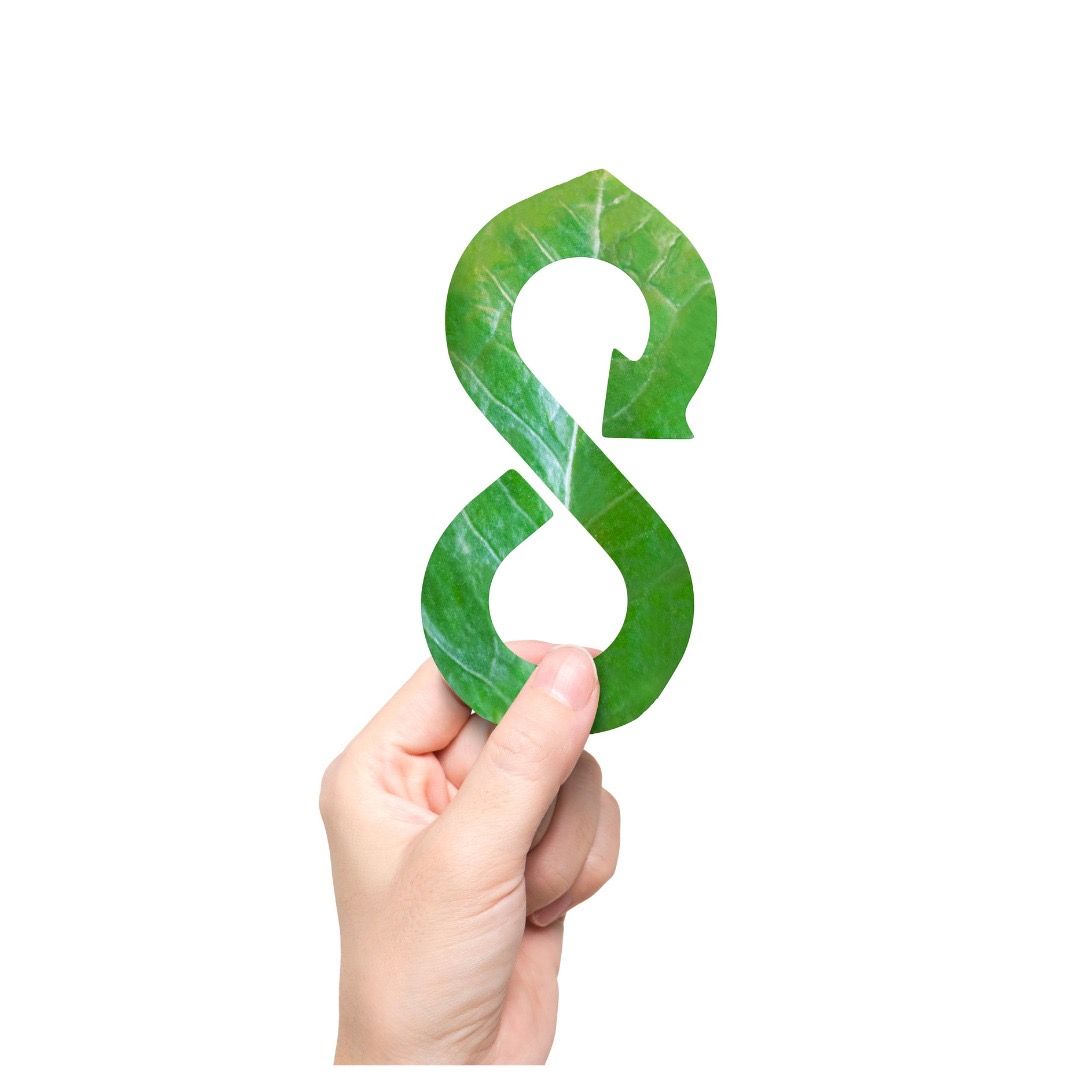 Mano sosteniendo un símbolo verde de economía circular