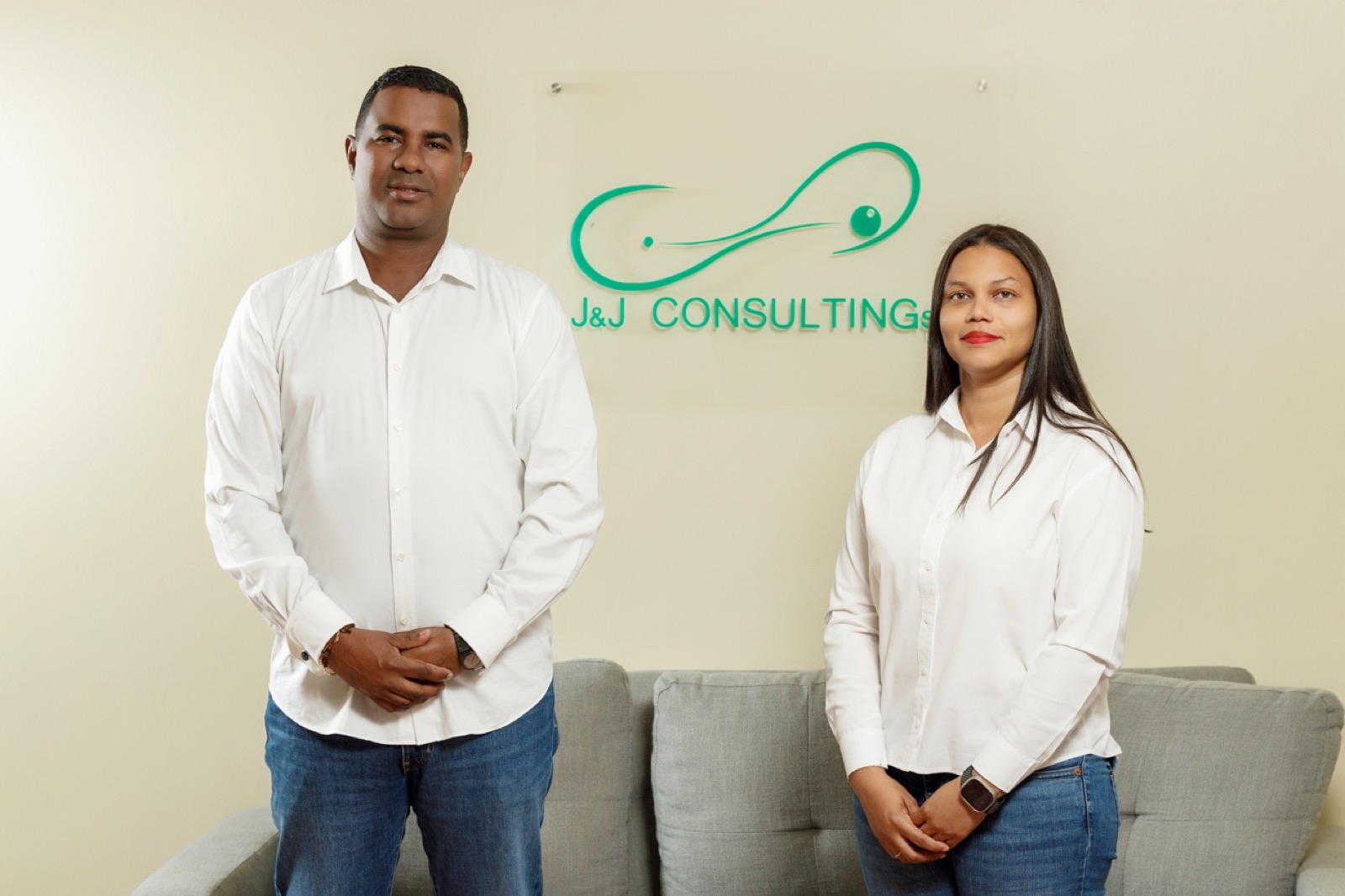 Directores de J&J ConsultingSAS frente al logo de la empresa